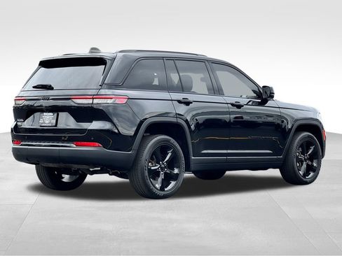 Used 2023 Jeep Grand Cherokee Altitude AWD/4WD image 7