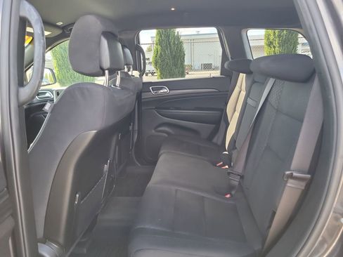 Used 2019 Jeep Grand Cherokee Laredo w/ 18" Wheel & 8.4" Radio Group image 11