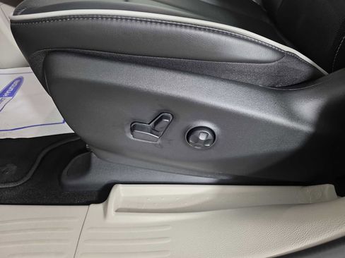 Used 2024 Chrysler Pacifica Limited image 23