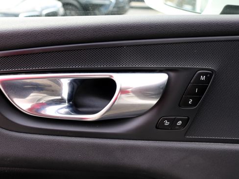 Used 2022 Volvo XC60 B5 Momentum image 14