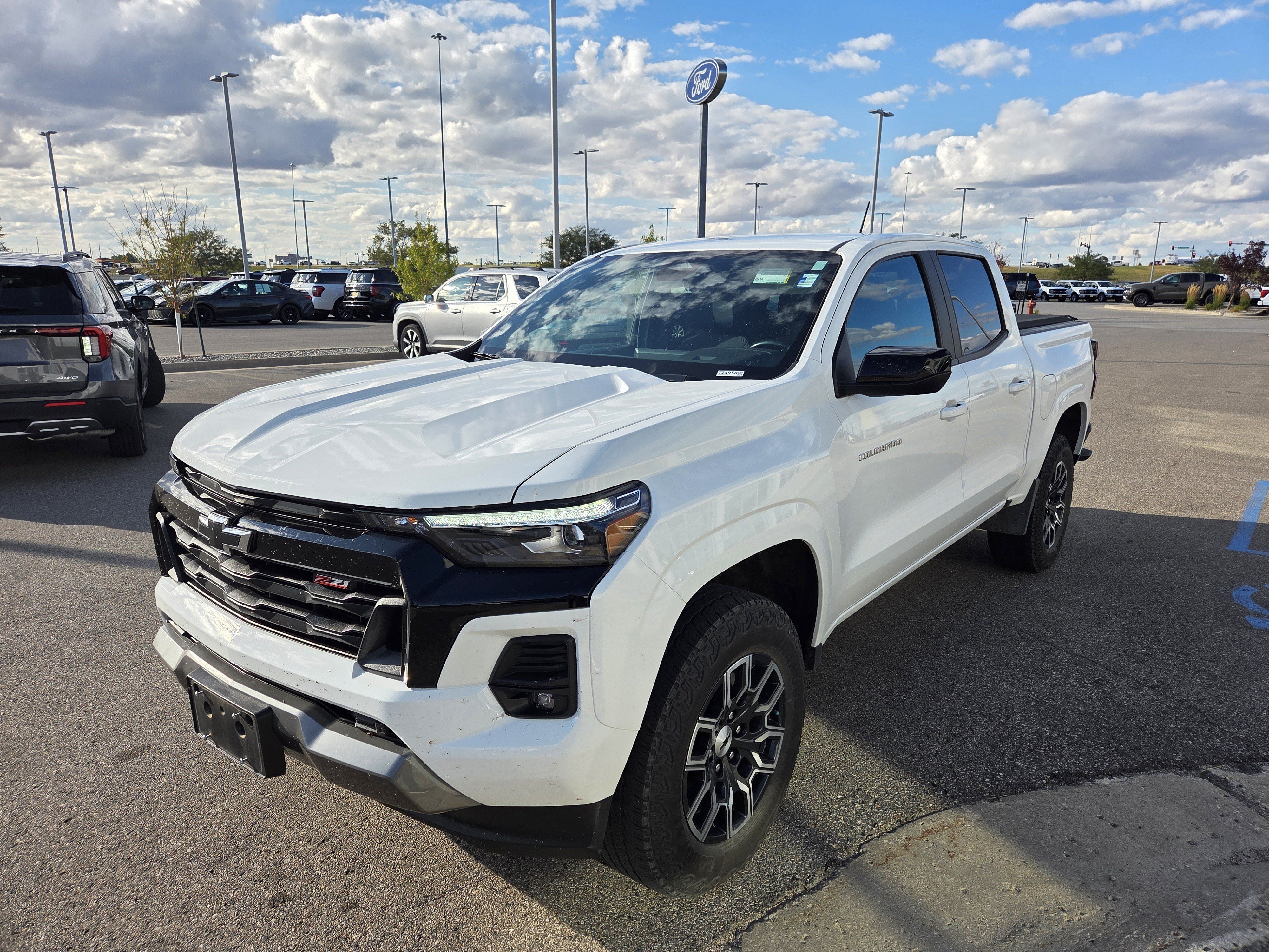 Used 2023 Chevrolet Colorado Z71 w/ Z71 Convenience Package 2 AWD/4WD image 3