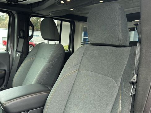 Used 2025 Jeep Wrangler Sahara image 24