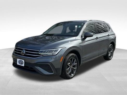 Used 2022 Volkswagen Tiguan SE image 2