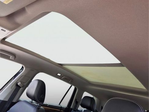 Used 2024 Volkswagen Atlas SE w/ Panoramic Sunroof Package FWD image 22