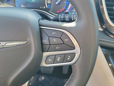 Used 2024 Chrysler Pacifica Select image 17