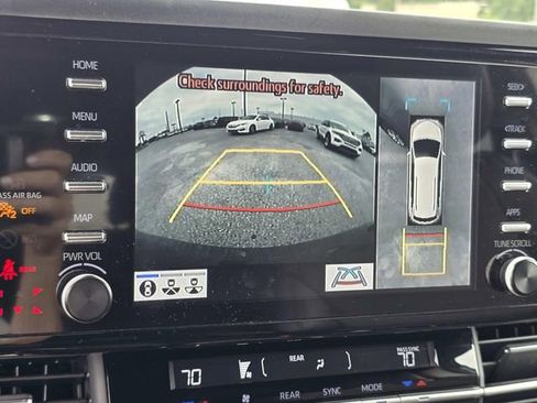 Used 2023 Toyota Sienna Platinum FWD image 19