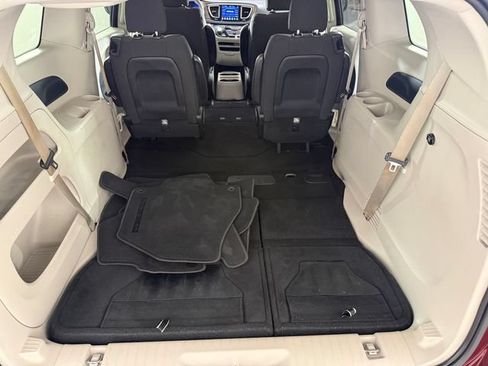 Used 2017 Chrysler Pacifica Touring FWD image 16