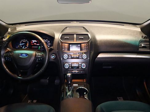 Used 2019 Ford Explorer XLT image 24