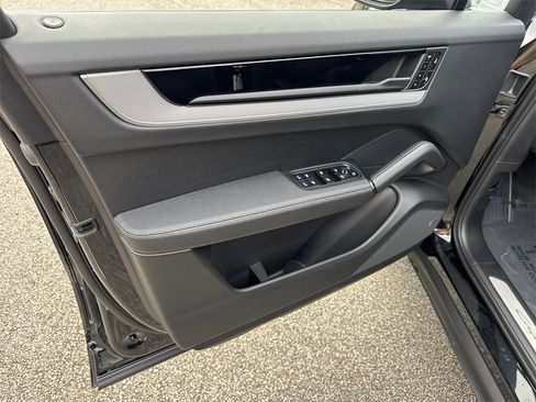Used 2025 Porsche Cayenne Coupe image 10