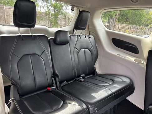 Used 2023 Chrysler Pacifica Touring-L FWD image 13