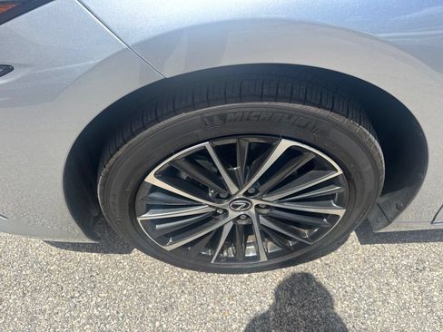 Used 2025 Lexus ES 350 w/ Premium Package FWD image 9
