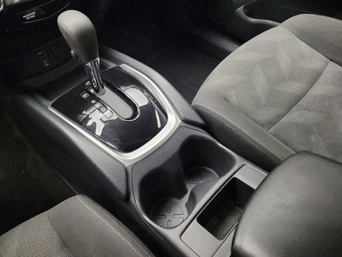 Used 2016 Nissan Rogue SV image 26