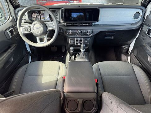 Used 2025 Jeep Wrangler Sahara image 40