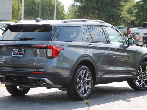 Used 2025 Ford Explorer Platinum w/ Ultimate Package AWD/4WD image 3
