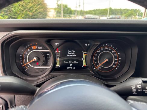 Used 2025 Jeep Wrangler Unlimited Sahara AWD/4WD image 40