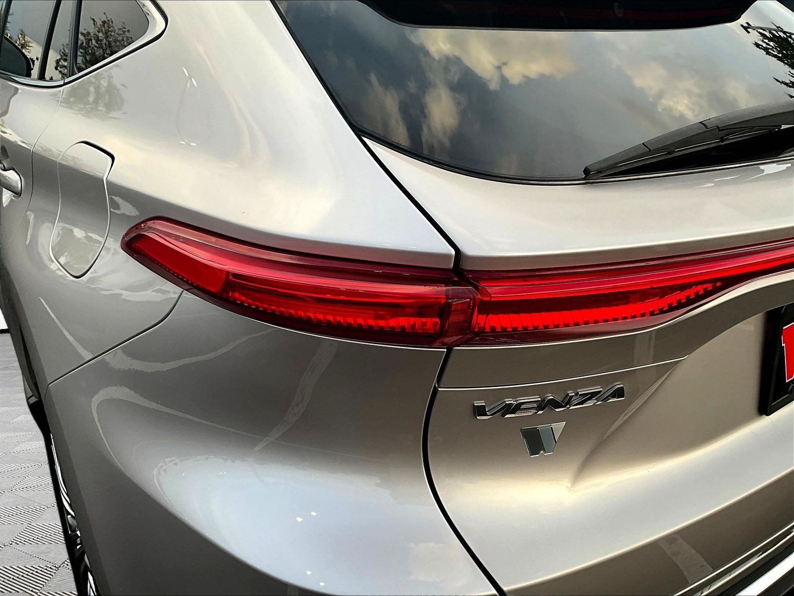 Used 2024 Toyota Venza XLE AWD/4WD image 23