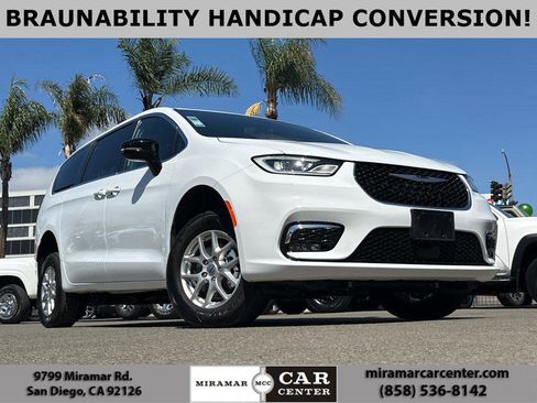 Used 2024 Chrysler Pacifica Touring image 1