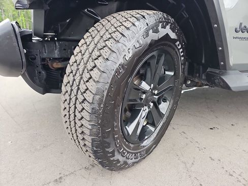 Used 2022 Jeep Wrangler Unlimited Sahara AWD/4WD image 36