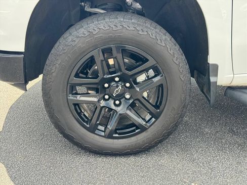 Used 2025 Chevrolet Silverado 1500 LT Trail Boss w/ Convenience Package II AWD/4WD image 9