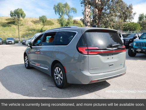 Used 2023 Chrysler Pacifica Pinnacle image 3