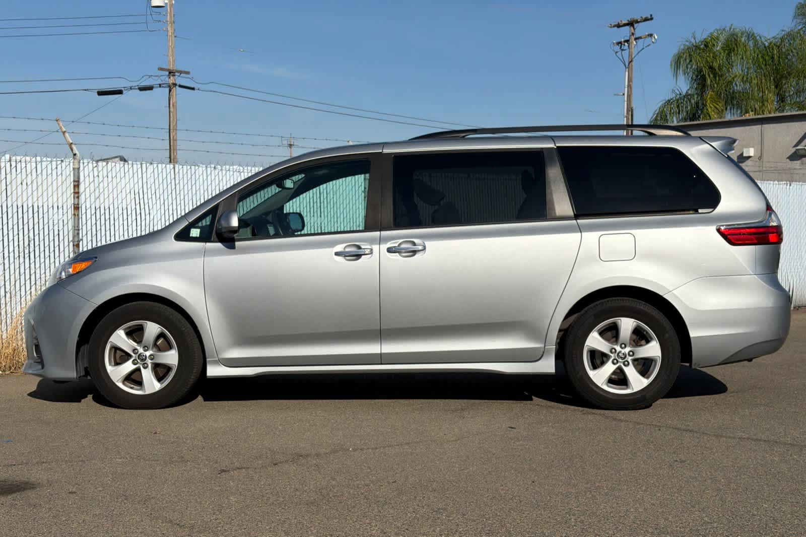 Used 2020 Toyota Sienna LE w/ LE Preferred Package FWD image 2