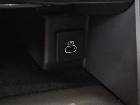 Certified 2025 Land Rover Discovery S image 26