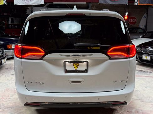 Used 2018 Chrysler Pacifica Limited w/ Tire & Wheel Group FWD image 8