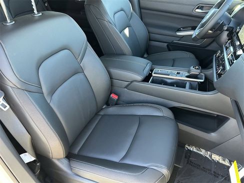 New 2025 Nissan Pathfinder SL image 10