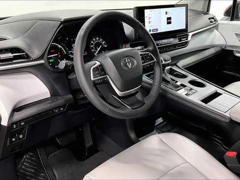 Used 2026 Toyota Sienna XLE FWD image 16