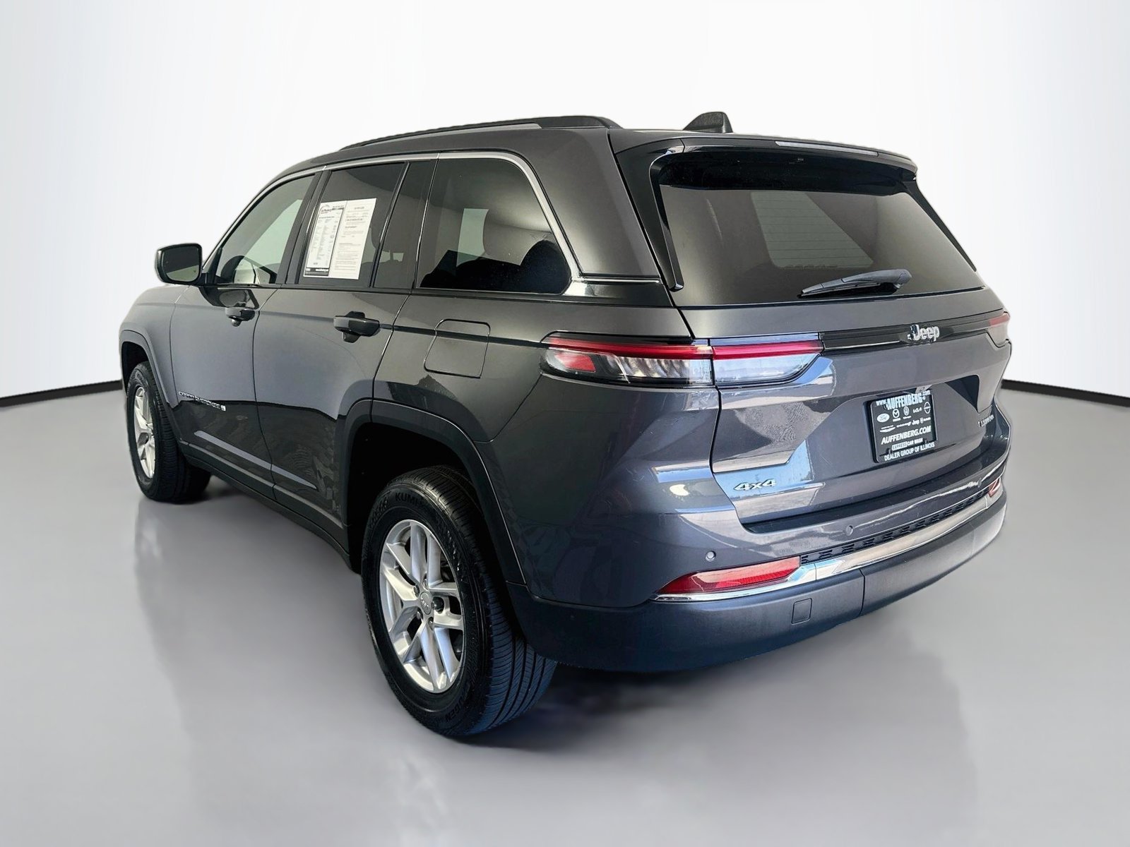 Used 2023 Jeep Grand Cherokee Laredo AWD/4WD image 5