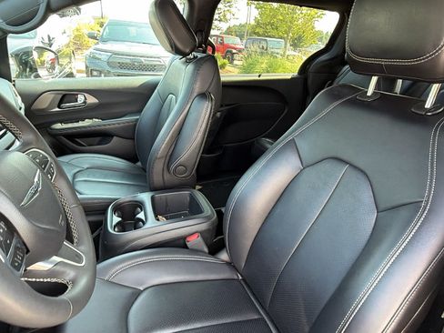 Used 2025 Chrysler Pacifica Select FWD image 17