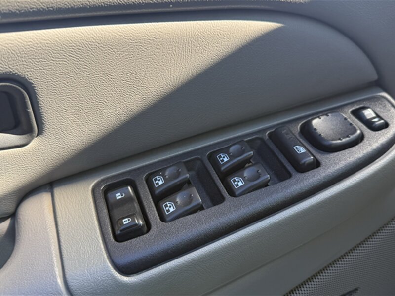 Used 2004 Chevrolet Suburban LS w/ Preferred Equipment Group AWD/4WD image 18