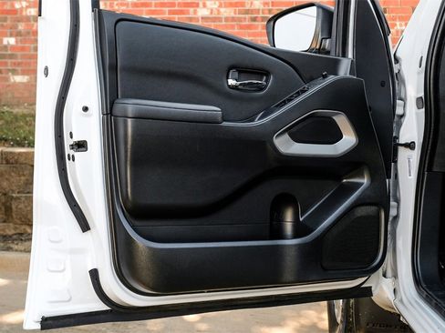 Used 2022 Nissan Frontier SV image 41