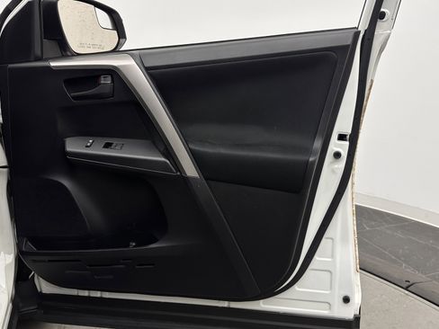 Used 2018 Toyota RAV4 LE image 29