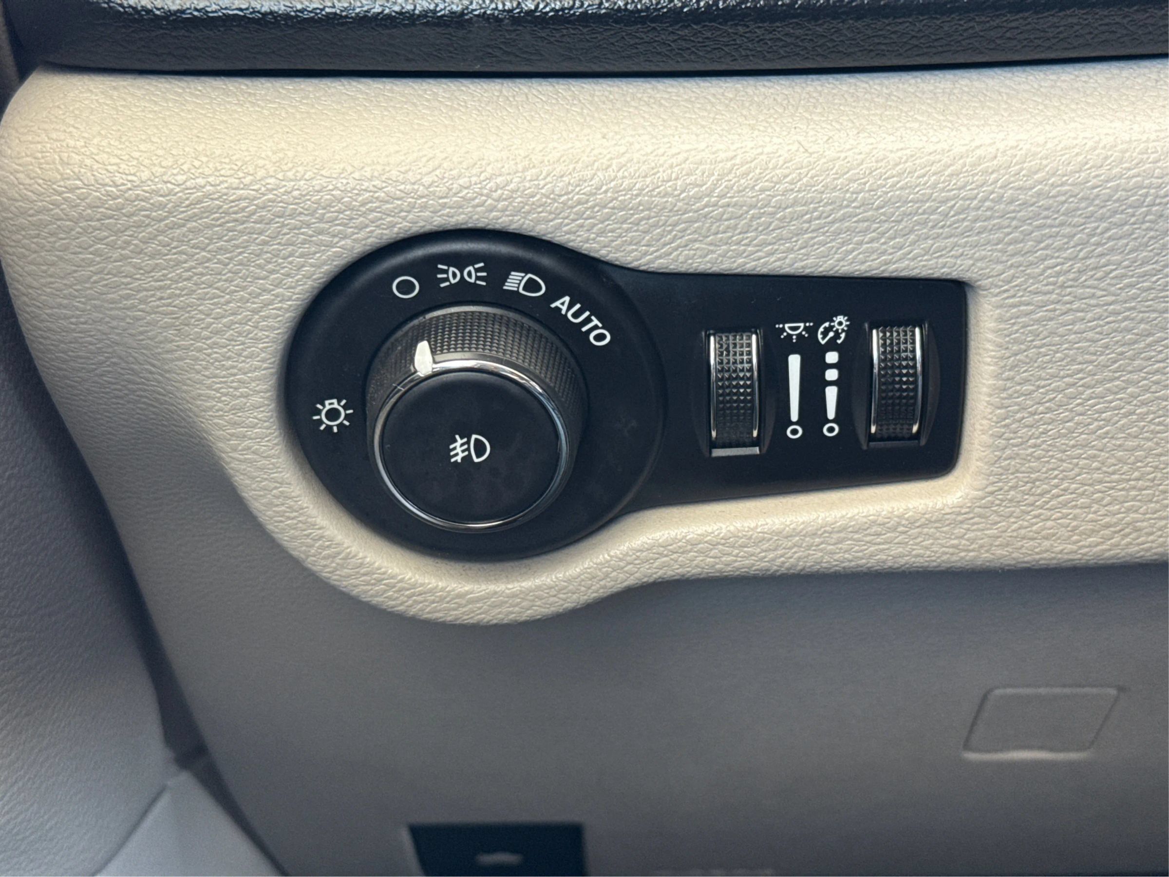 Used 2020 Chrysler Pacifica Touring-L FWD image 19