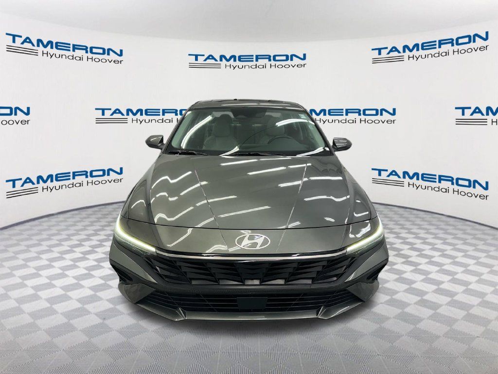 Used 2025 Hyundai Elantra Limited FWD image 8