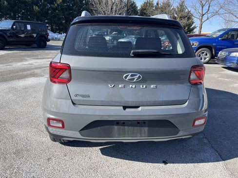 Used 2023 Hyundai Venue Limited image 6