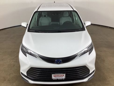 Used 2024 Toyota Sienna LE FWD image 4