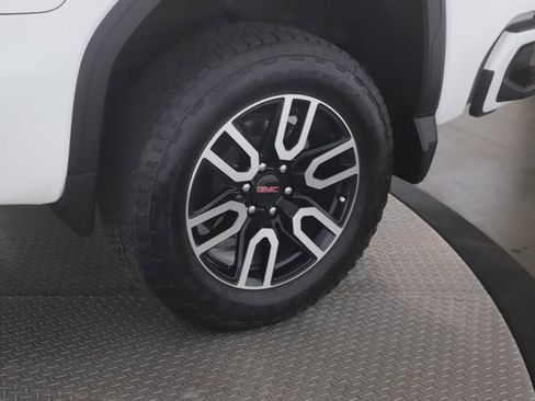 Used 2025 GMC Sierra 1500 AT4 w/ Technology Package AWD/4WD image 14