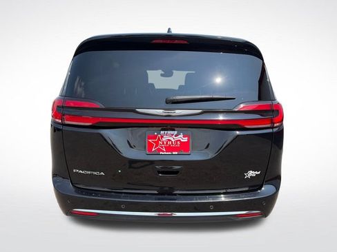 Used 2025 Chrysler Pacifica Select FWD image 5