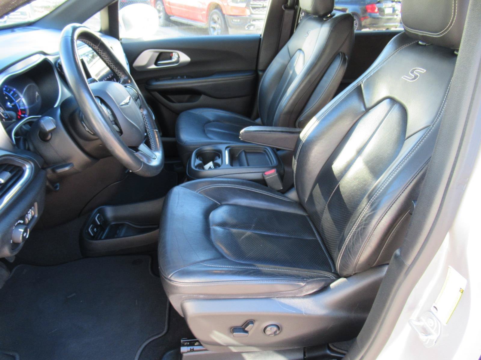 Used 2019 Chrysler Pacifica Touring-L w/ S Appearance Package FWD image 16