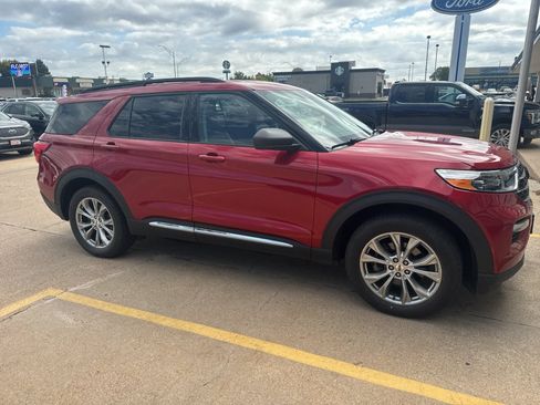 Used 2021 Ford Explorer XLT w/ Equipment Group 202A AWD/4WD image 3