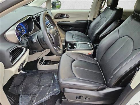 Used 2024 Chrysler Pacifica Touring-L FWD image 15