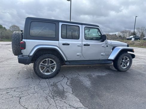 Used 2018 Jeep Wrangler Unlimited Sahara AWD/4WD image 16