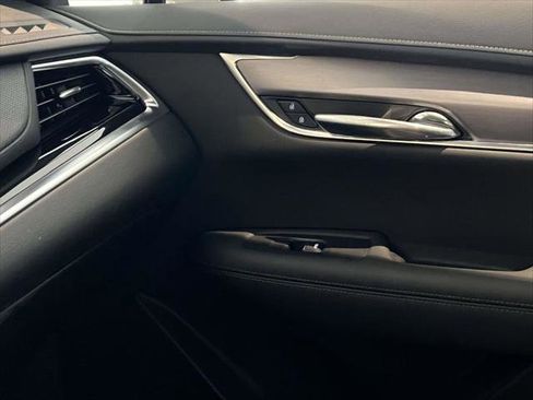 Certified 2025 Cadillac XT6 Luxury image 35
