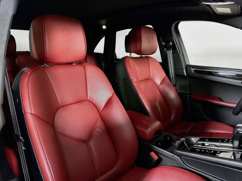 Certified 2025 Porsche Macan AWD/4WD image 18