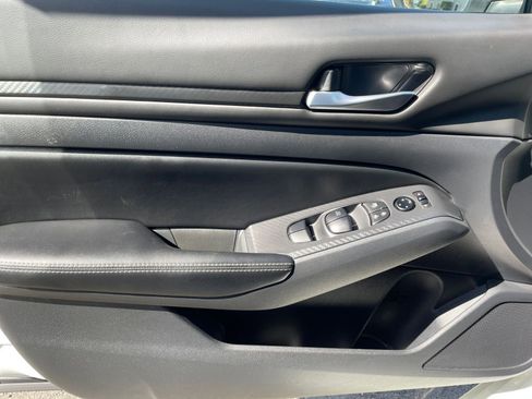 Used 2025 Nissan Altima 2.5 SV image 18