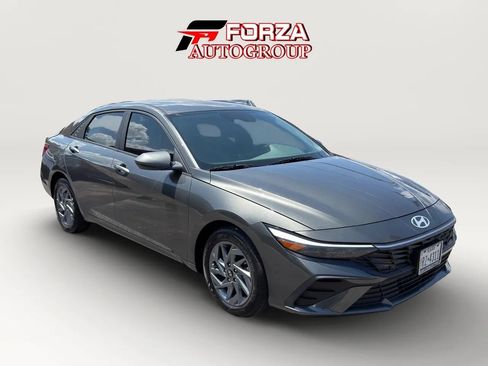 Used 2024 Hyundai Elantra SEL FWD image 3