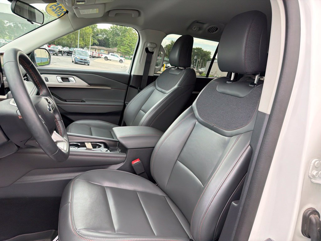 Certified 2025 Ford Explorer Active w/ Active Comfort Package AWD/4WD image 12