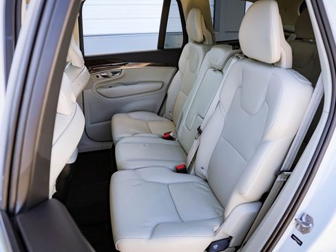 Used 2019 Volvo XC90 T5 Momentum w/ Multimedia Package image 31